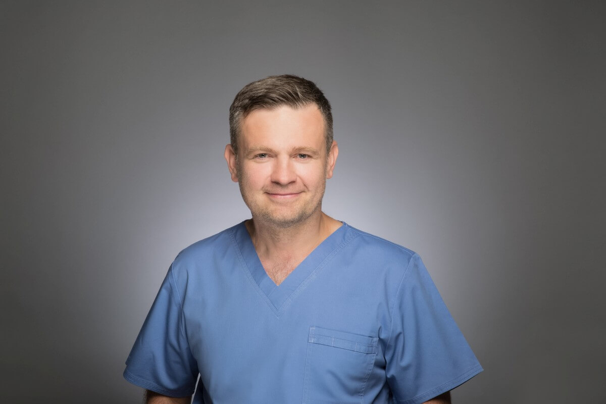 Jarosław Dąbrowski Lekarz i lek. dent. Specjalista chirurgii szczękowo-twarzowej Implantologia i Chirurgia