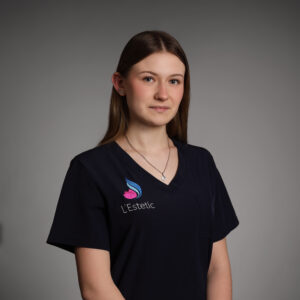 <b> </b><h3><b>JULIA TREIT </b></h3>